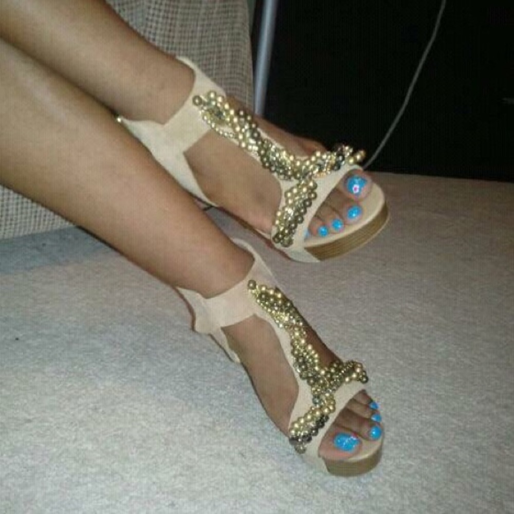 BEBE HILARY SUEDE BEAD CHAIN PLATFORM HEELS 9